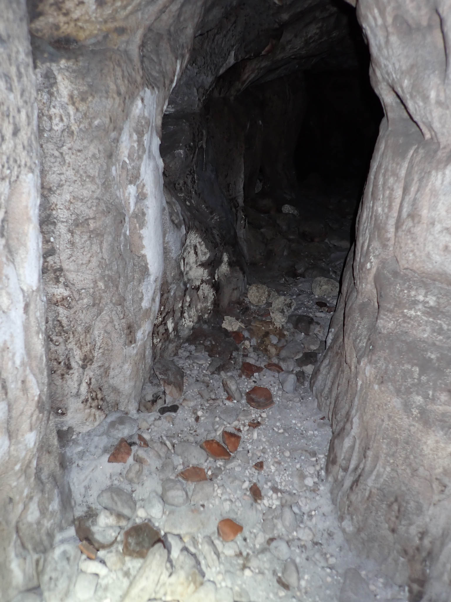 Broken pot shards in a passage[Photo][20260328]