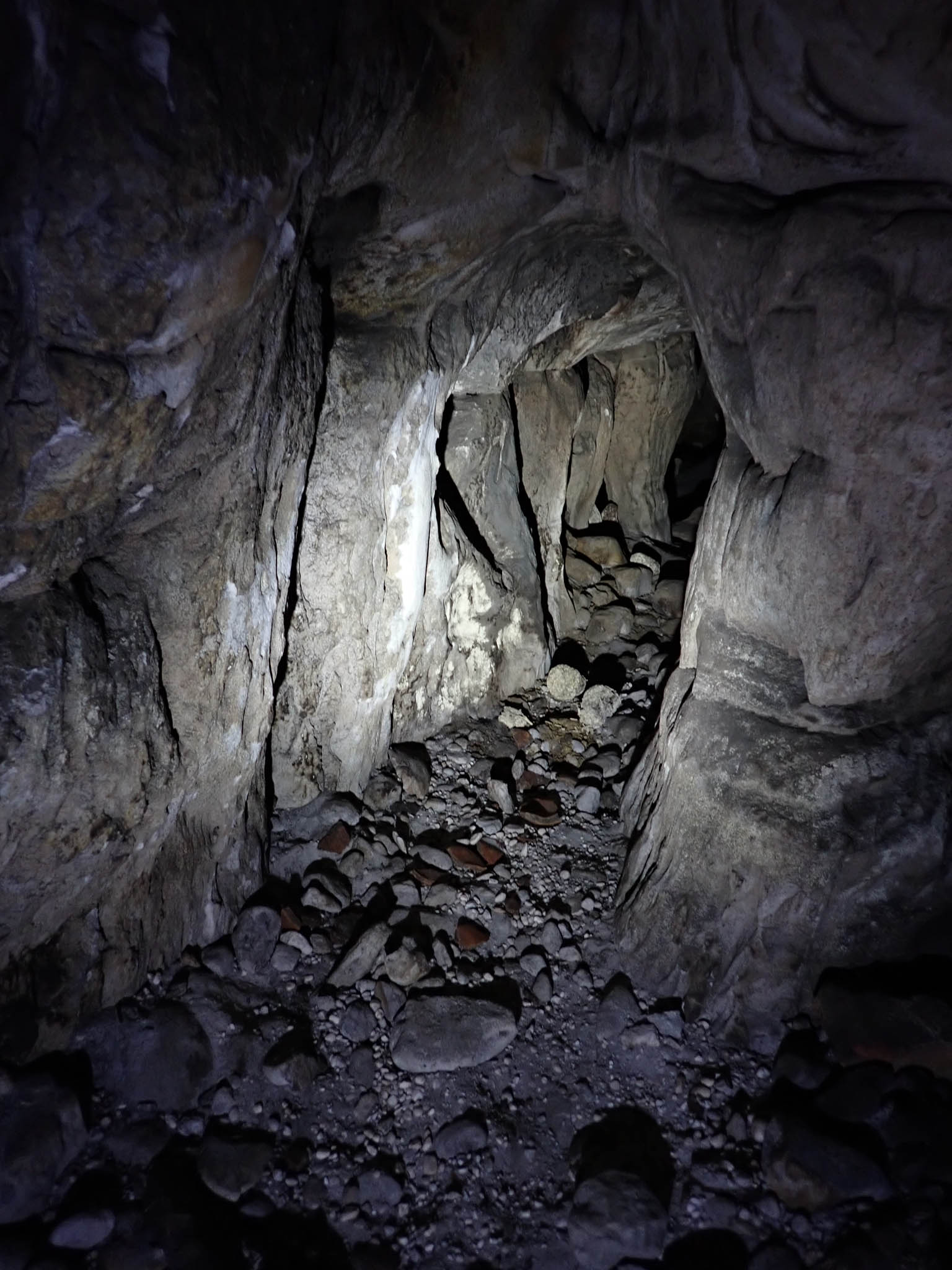 Pot shards in passage[Photo][20260328]