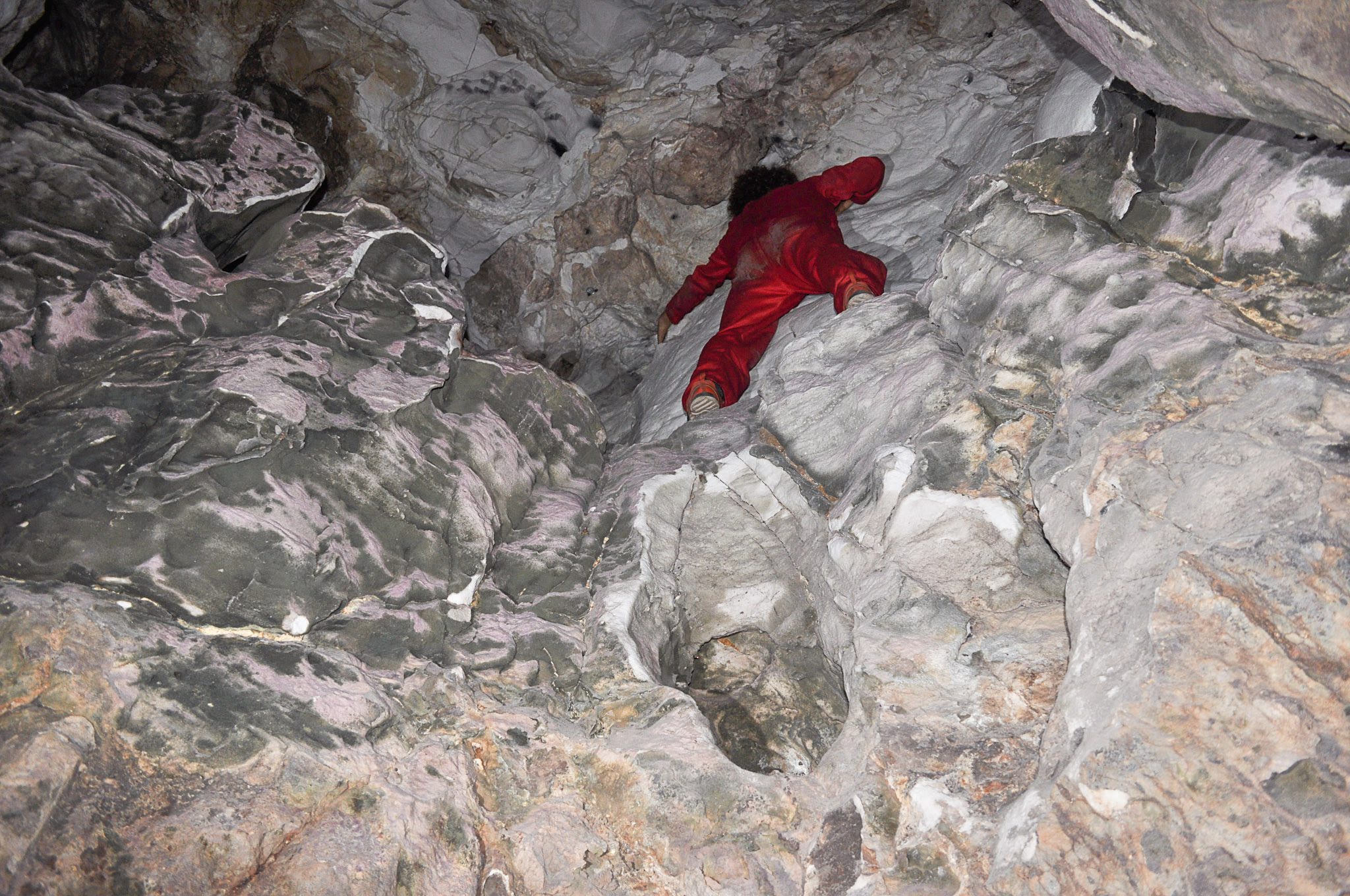 Ronans Well Cave Reece crossing the pits[Photo][20181202]