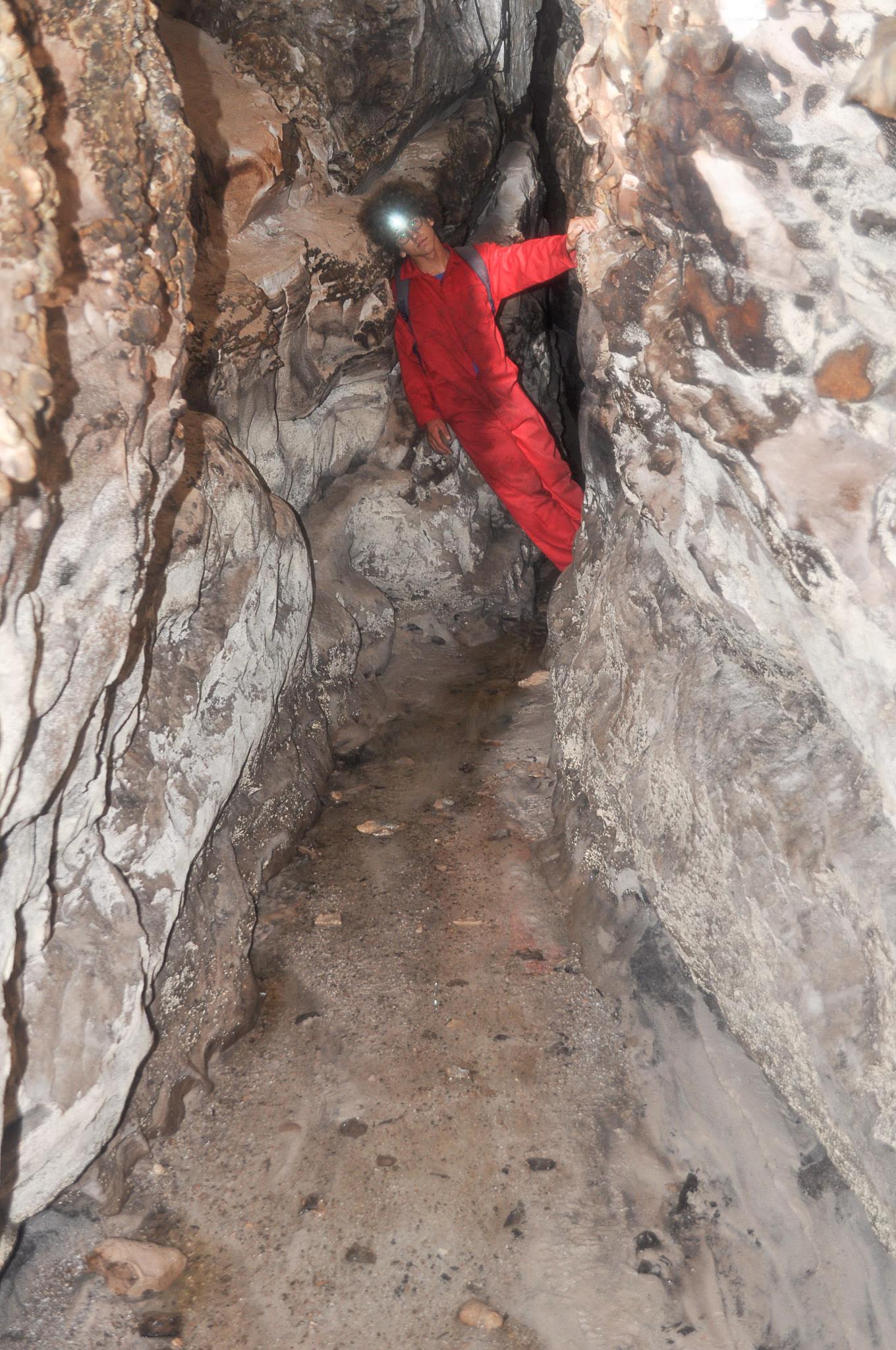 Ronans Well Cave avoiding the water on the way to dog leg[Photo][20181202] (24)