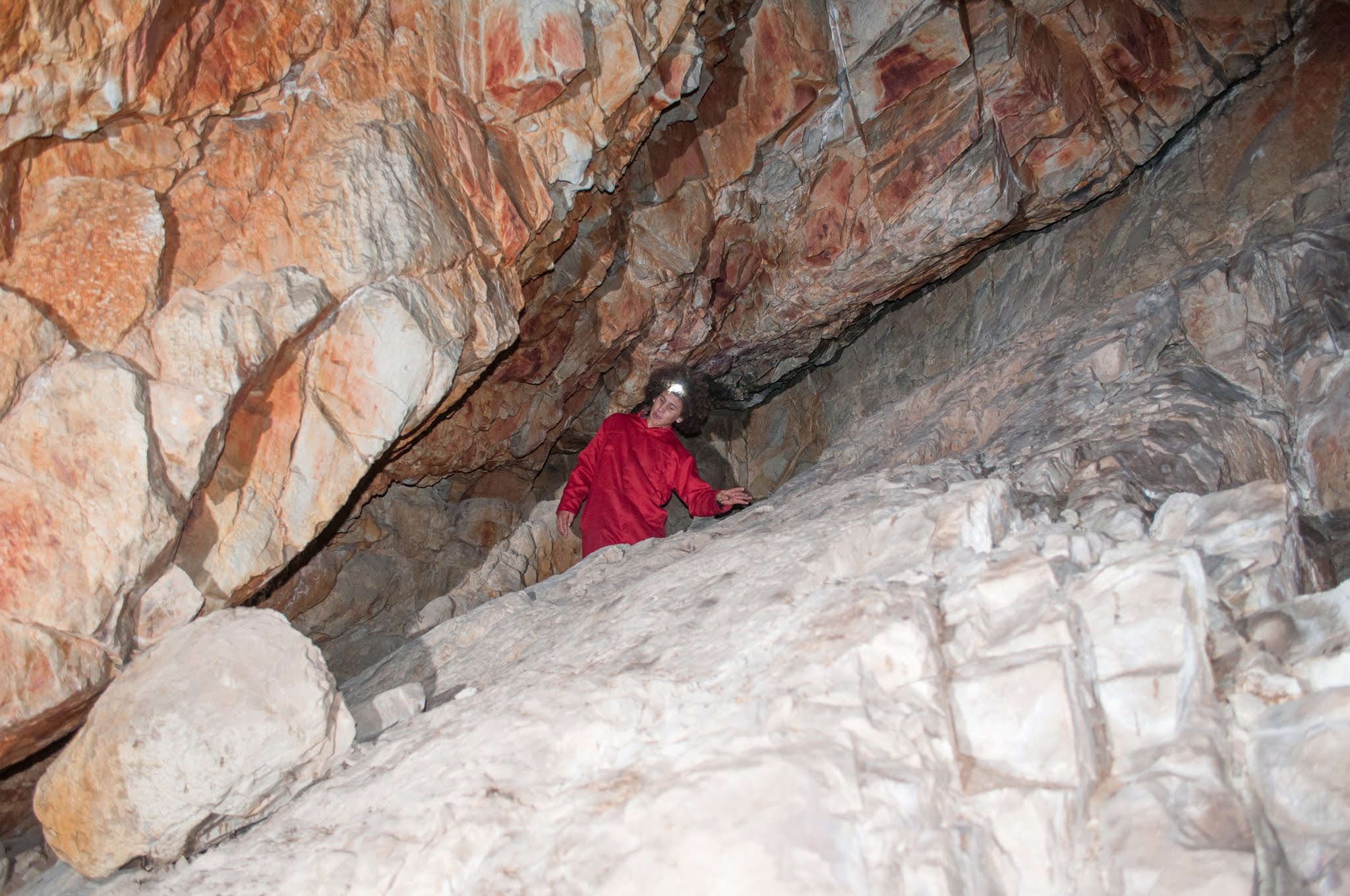Oumatjie Cave Plettenberg Bay Reece exploring the roof[Photo][P.Swart]