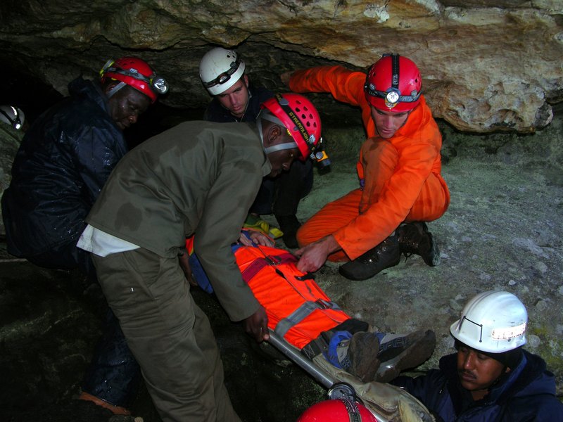Clovelly Cave rescue practice in progress DSCN5285